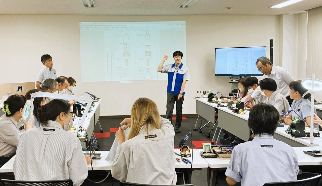 ヒロセ電機株式会社様による、はんだ講習会を開催